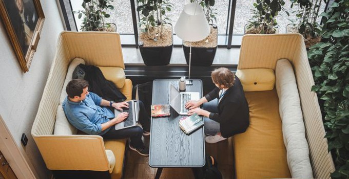 Personer som sitter och arbetar vid dator