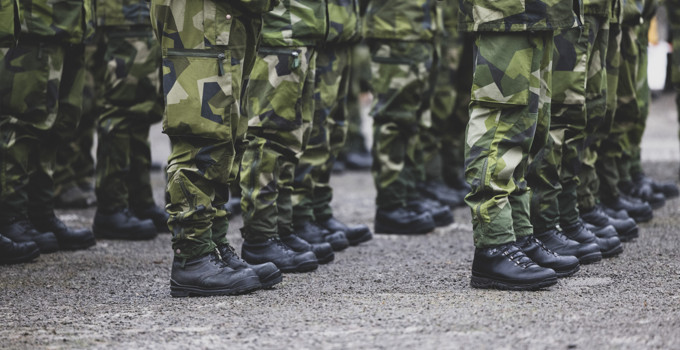 En grupp militärer som står på rad.