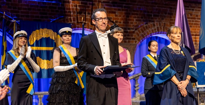 Simon Hollis mottar pris.