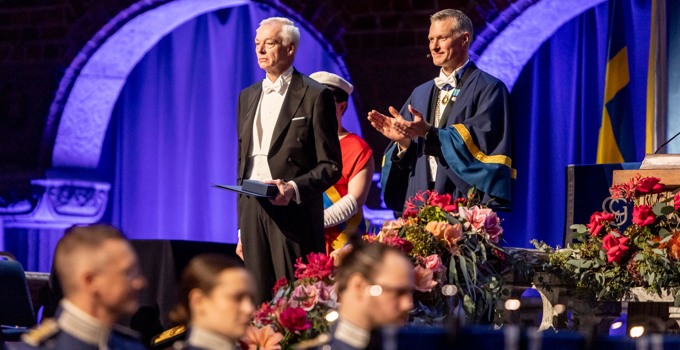 Joakim Paasikivi mottar förtjänstmedalj.