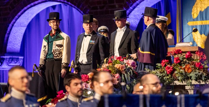 Tre doktorer promoveras.