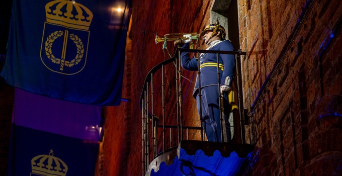 Soldat spelar trumpet.