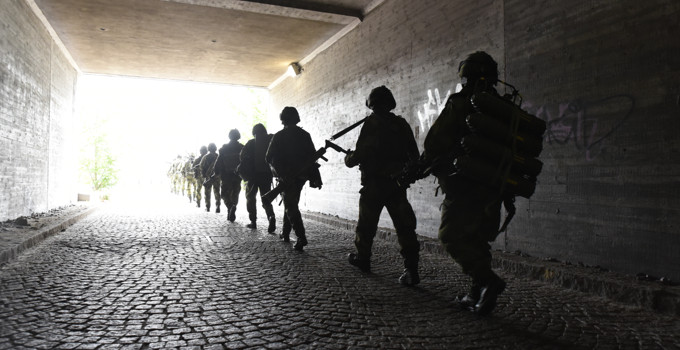 Soldater på rad i en tunnel. 