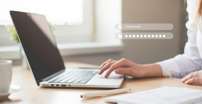 Laptop på skrivbord.