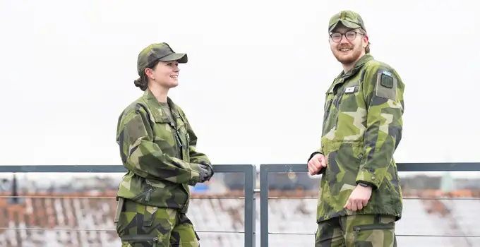 Två kadetter på Försvarshögskolans tak.