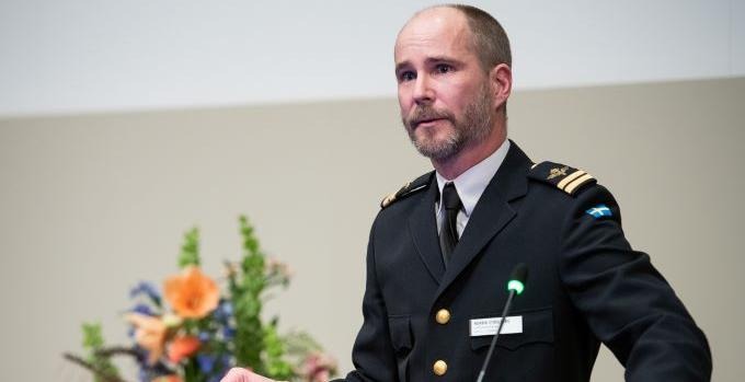 Henrik Ståhlberg håller tal vid Försvarshögskolans högtidsdag.