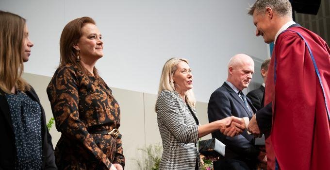 Stephanie Winkler, Magna Robertsson, Alicia Ohlsson och Thomas Ekström gratuleras av rektor Robert Egnell.