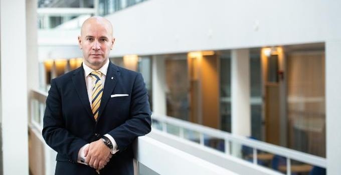 Porträtt av Gazmend Huskaj.