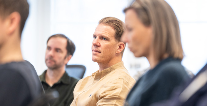 En grupp människor som sitter bredvid varandra.