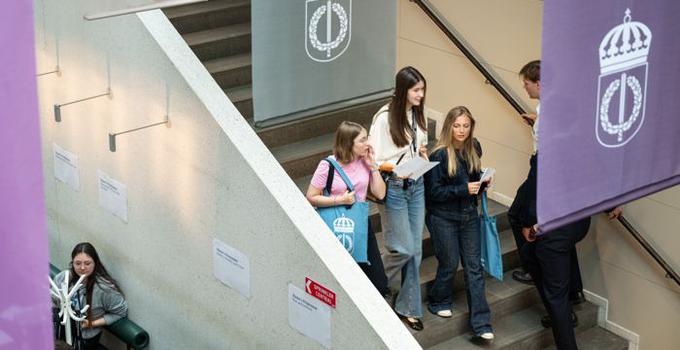 Studenter i trappan i ljusgården.