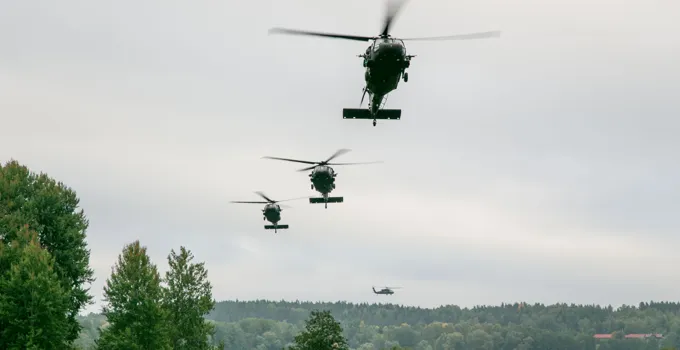 Helikoptrar i luften under Aurora-övningen.