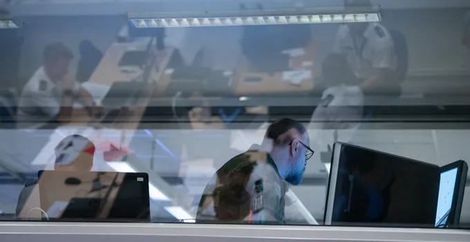 Krigsspel genom sett genom fönster.