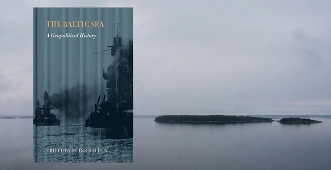 Bokomslaget mot en bakgrund med hav, öar och grå himmel.