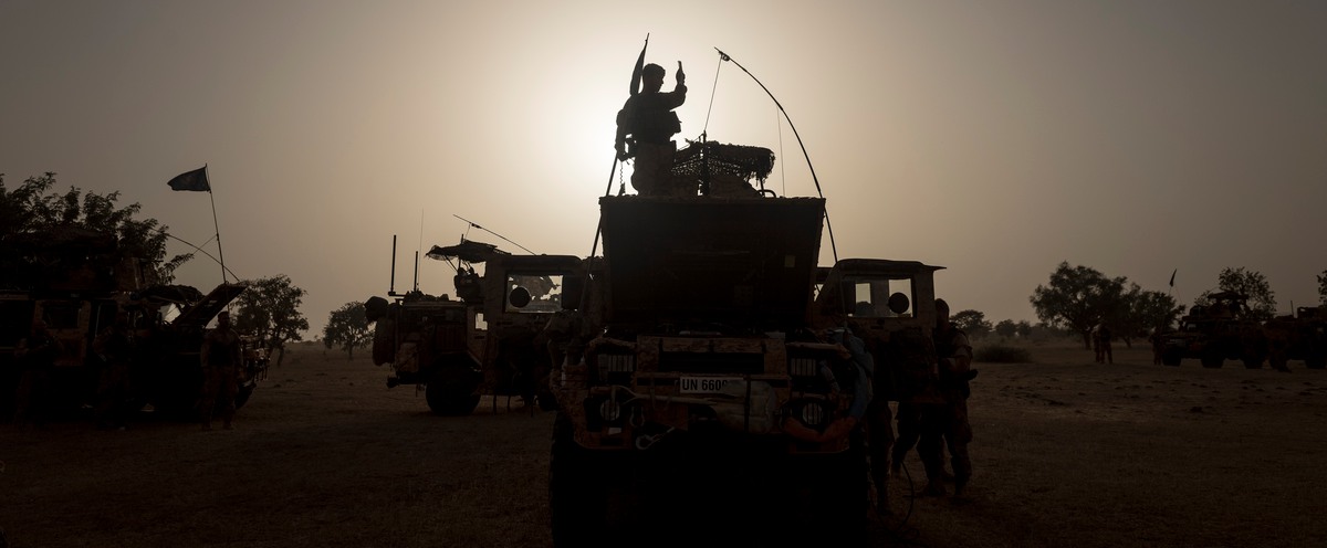 Militära fordon i motljus.