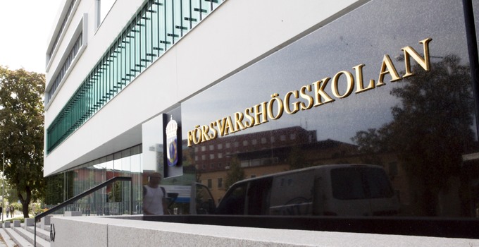 Försvarshögskolans skylt och fasad.