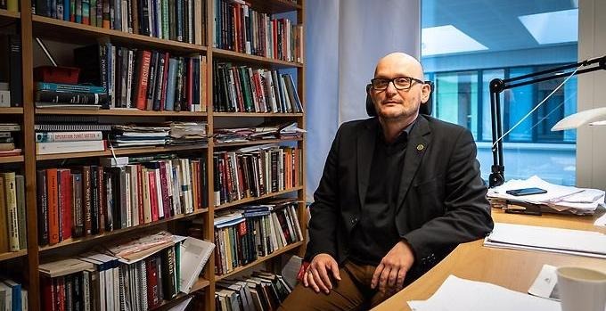 Porträtt av Piotr Wawrzeniuk.vid sitt skrivord.