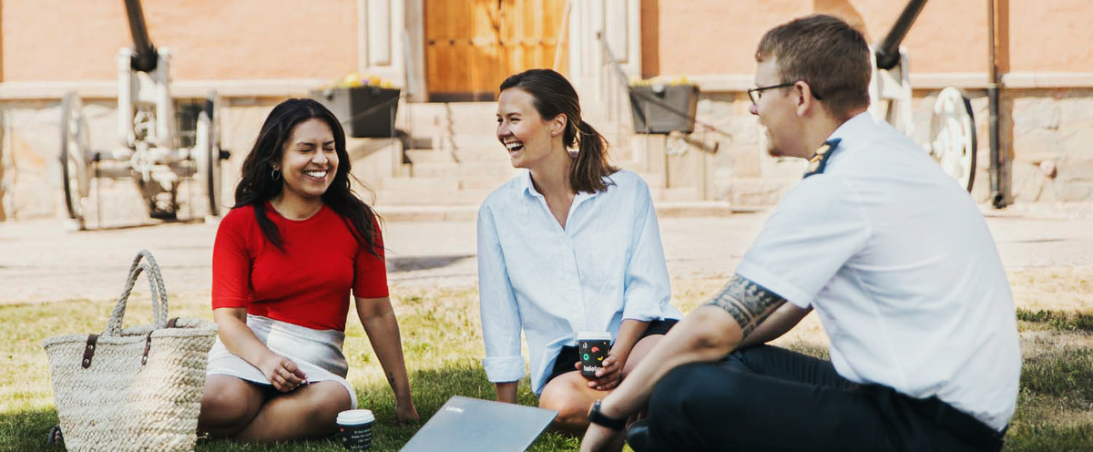 Students in fron of the Swedish Defence University, the old building.
