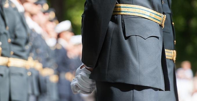 Närbild av person i uniform.