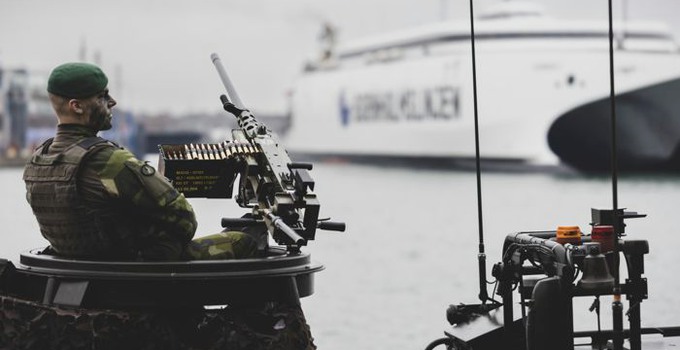 Stridsbåtsskytt bevakar inloppet Ystad hamn.
