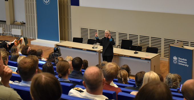 Cynthia Enloe föreläser i Sverigesalen. 