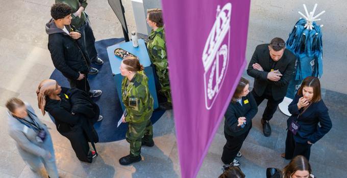 Militärer och civila som minglar i FHS entré.