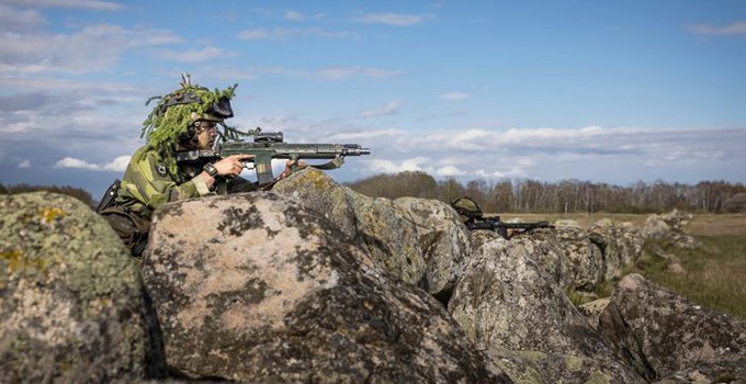 Soldat siktar med ett vapen.