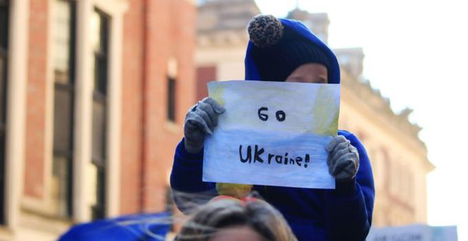 Barn som demonstrerar mot kriget i Ukraina.