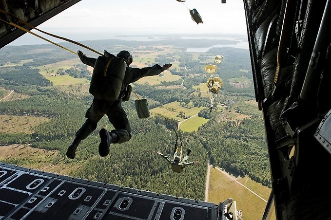 Kadetter hoppar automathopp ur flygplan.