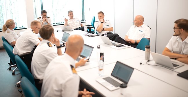 Flera högre officerare i ett grupprum