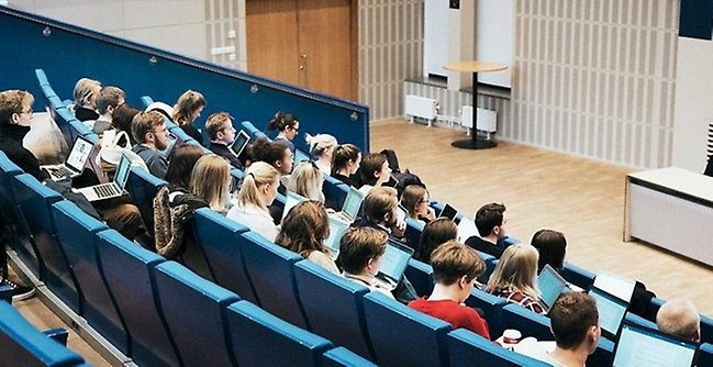 Studenter i Sverigesalen.