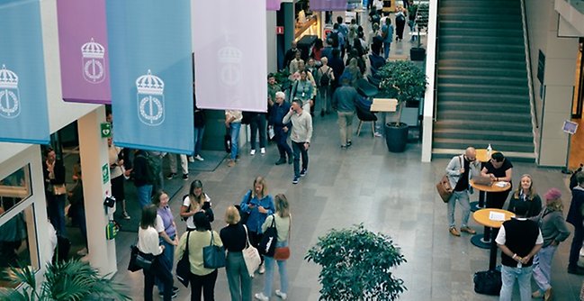 Mingel i lobbyn på FHS.