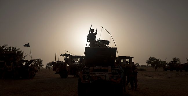 Militärt fordon i motljus