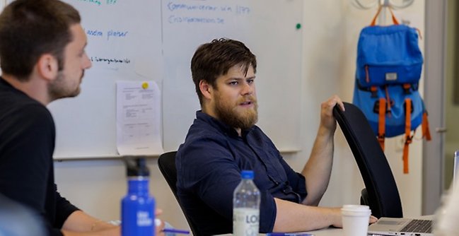 Två studerande i klassrum under krisövning.