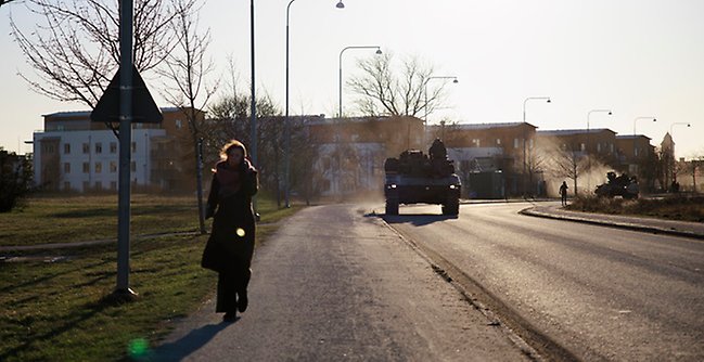 Militärt fordon på en väg. 
